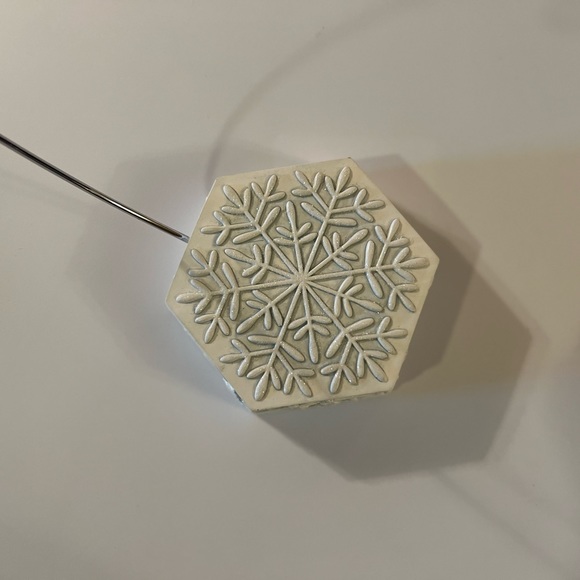 Hallmark snowflake swirly ornament display with matching hooks…❄️ - Picture 5 of 7